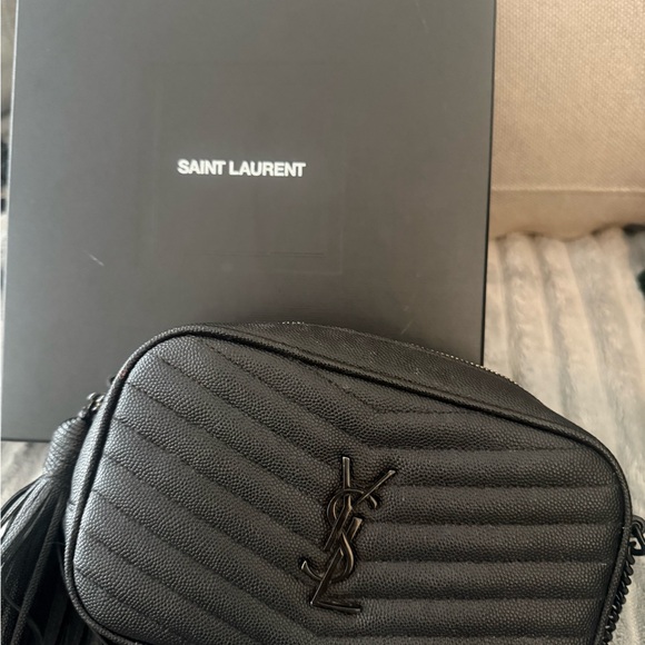 Saint Laurent Paris YSL Monogram Chevron
Mini Lou Bag in peppeled black leather - Picture 15 of 15